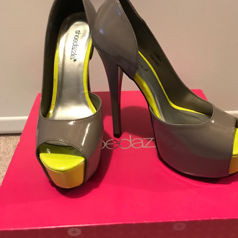 Gray peep toe platform pump w/ lime accent at toe