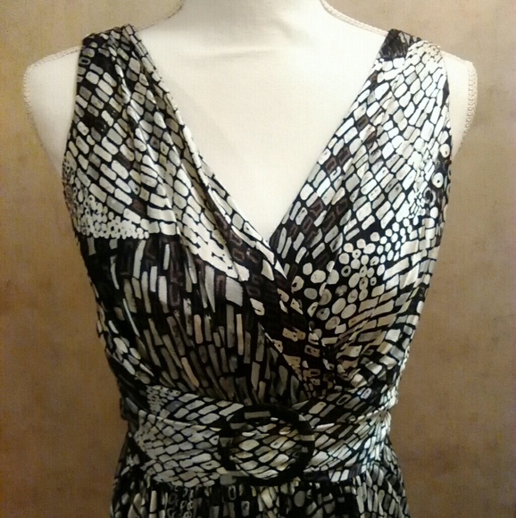 White House Black Market Dresses & Skirts - White House Black Market Sleeveless Dress Size 6