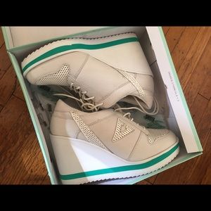 Volatile Wildfoxy Wedge, NIB slight imperfections