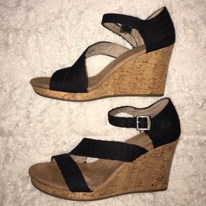 New with out tags TOMS black wedges
