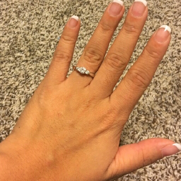 SOLD Beautiful 3/4 Carat Diamond Engagement Ring - Picture 3 of 3