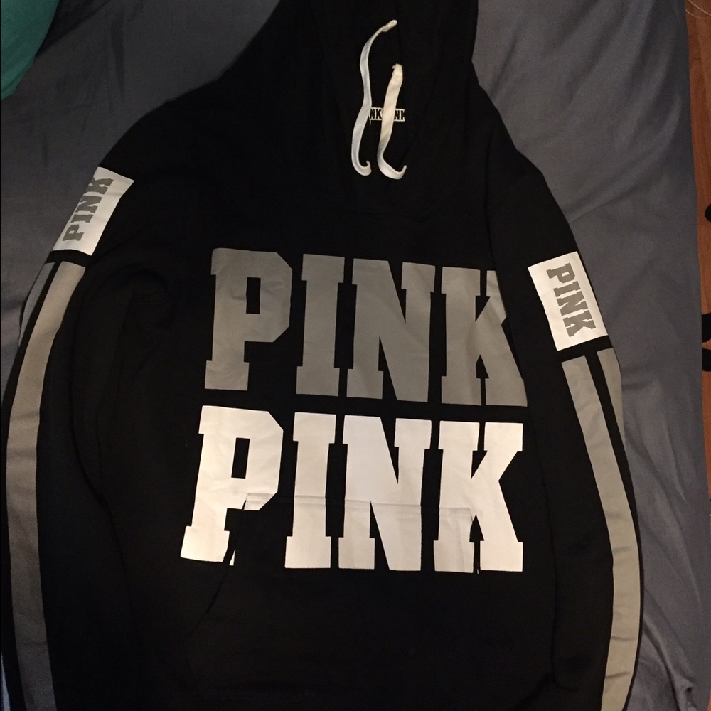 VS black sweatshirt
