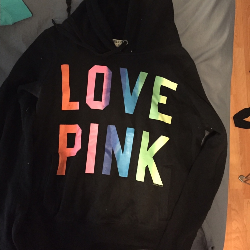 VS black sweatshirt