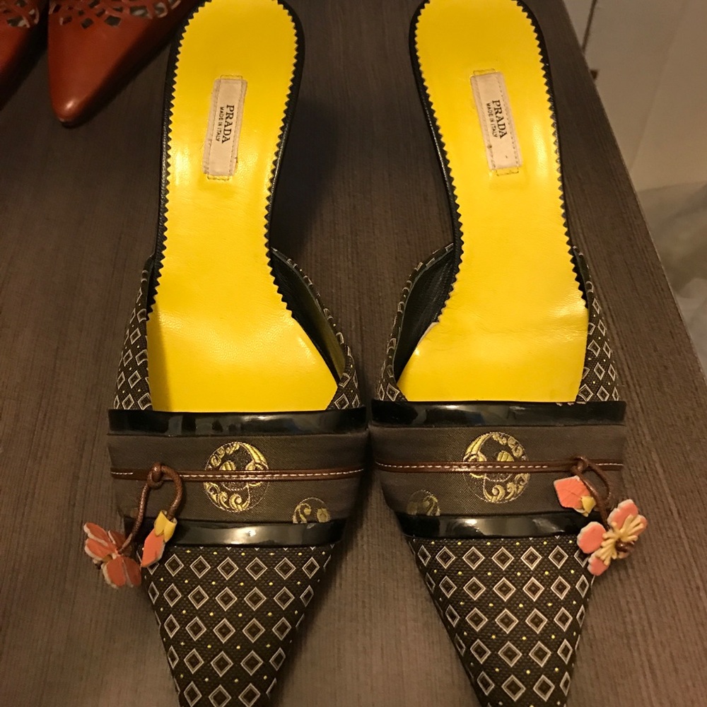 100% authentic Prada kitten heel slides 🐱