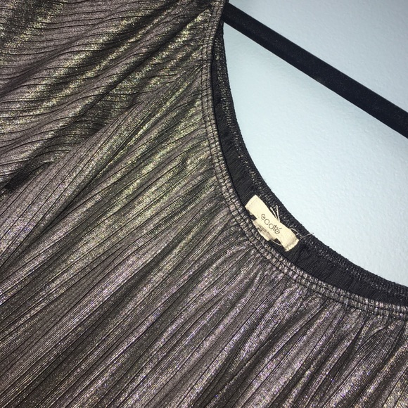 Shimmer off the shoulder top - Picture 2 of 4