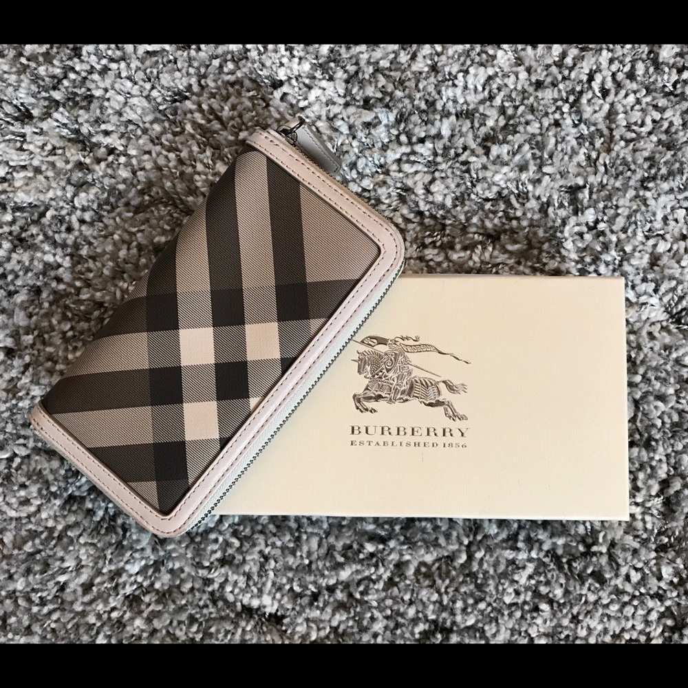 SOLD 📍BURBERRY Large Smoked Check Zip Wallet