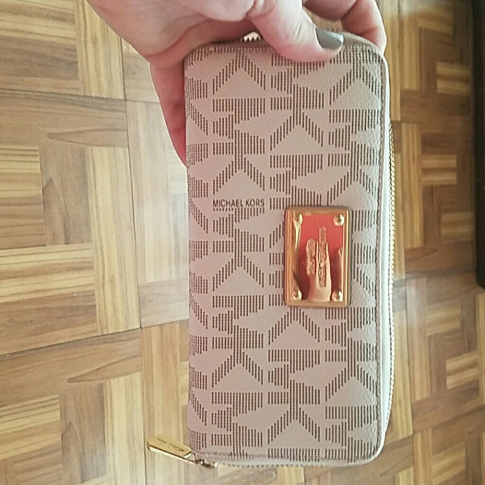 Michael Kors Jet Set Travel Wallet