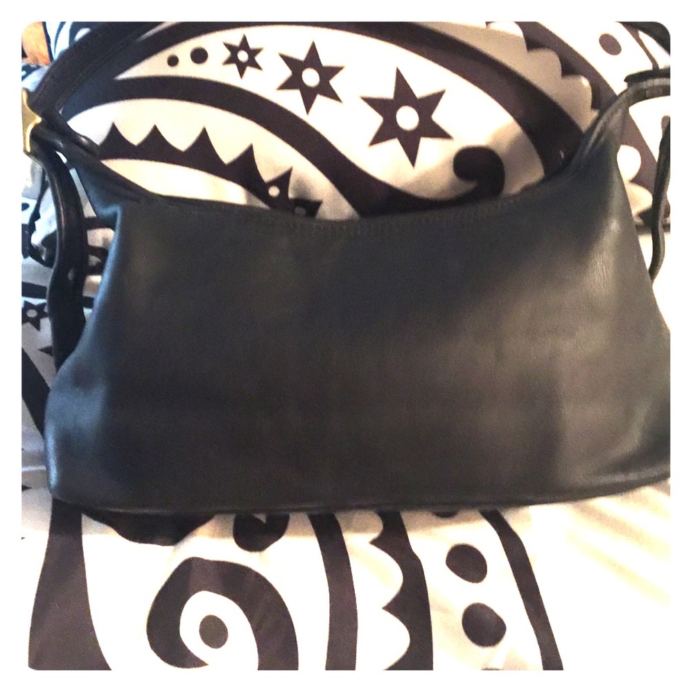 Authentic Coach small leather leather purse.