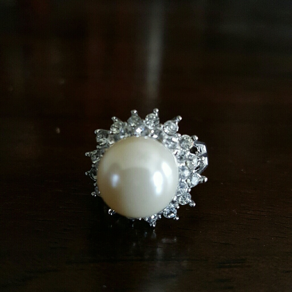 Cocktail ring with pearl accent