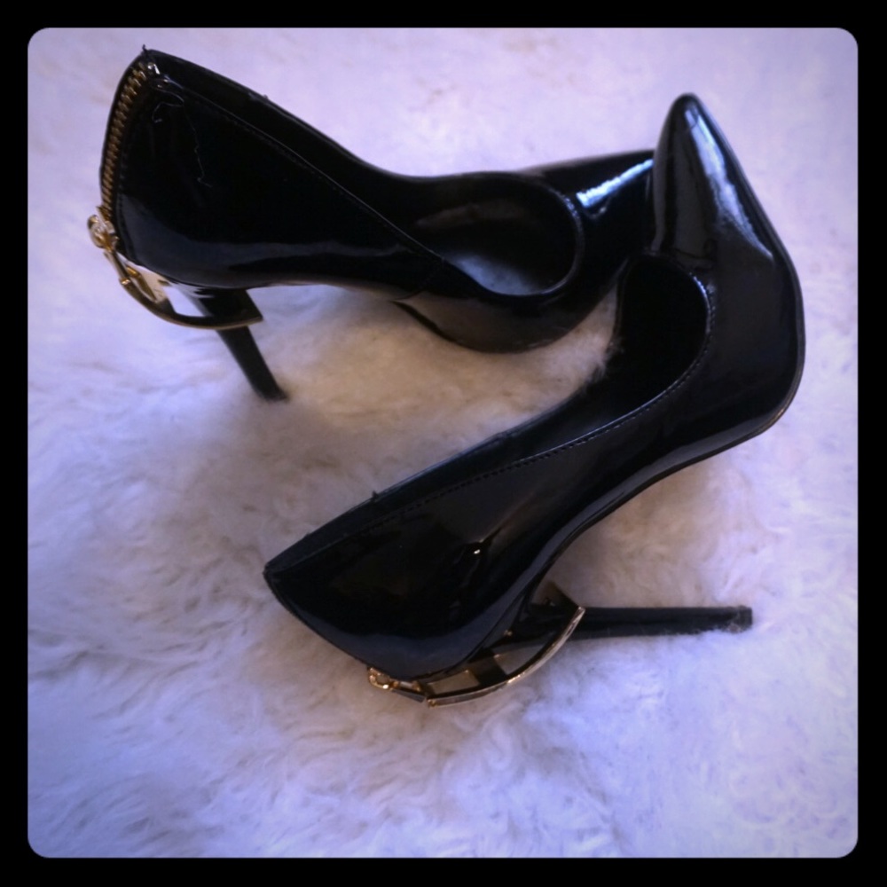 Black pumps