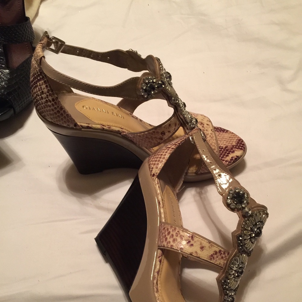 Wedge heel shoes