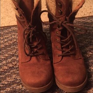 Brown boots with fur