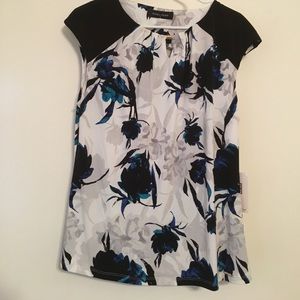 BRAND NEW floral cap-sleeved blouse