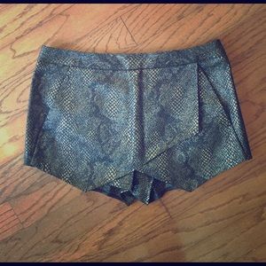 Asymmetrical skort shiny black snakeskin Express 8