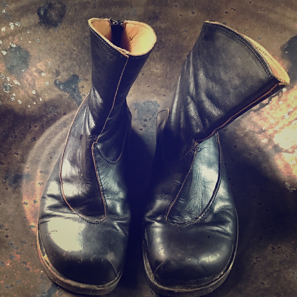 Cydwoq black leather boots!