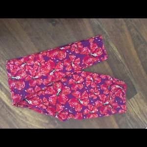 Never worn Lularoe leggings. hibiscus  OS