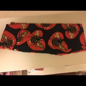 Valentine leggings Bees OS never worn Lularoe