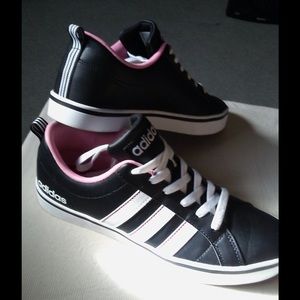 NEW (WOT) women's Adidas size 8 black pink & white