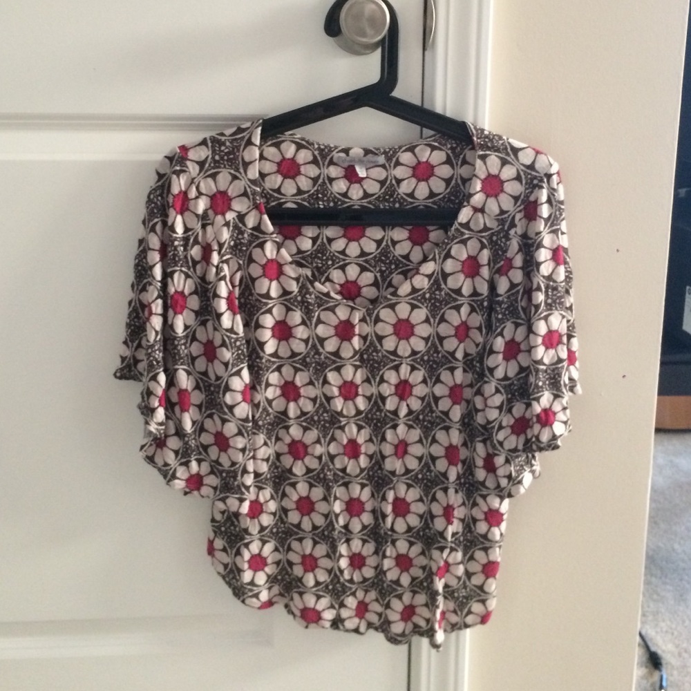 🚀 V cut medallion top Charlotte Russe