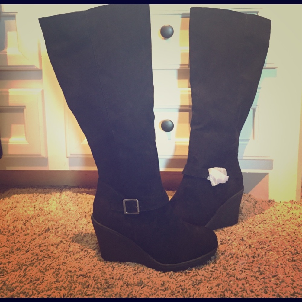 Black wedge boots
