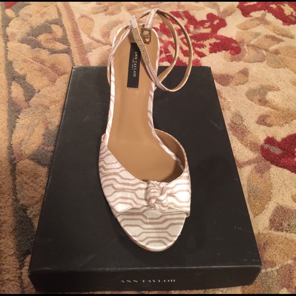 New in Box ANN TAYLOR Gemma Slingback Heels - Picture 2 of 4