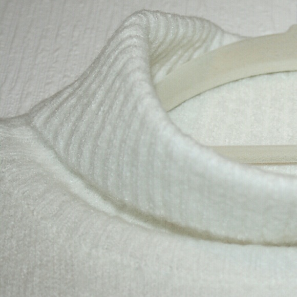 Cream High-Low Sleeveless Turtleneck Sweater NWOT - Picture 4 of 4