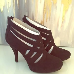 BLACK CUT OUT HEELS