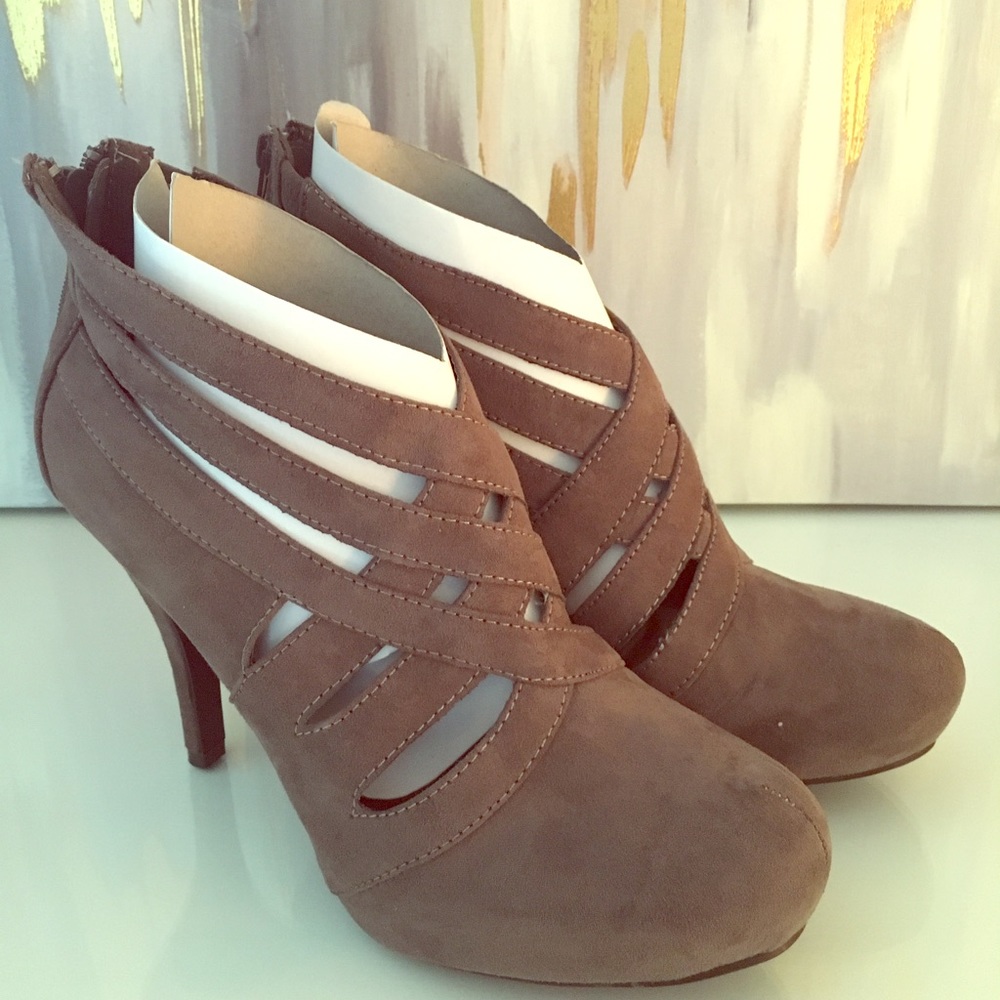 GREY CUT OUT HEELS