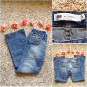 Levis 518 boot cut 9M. Like new!!