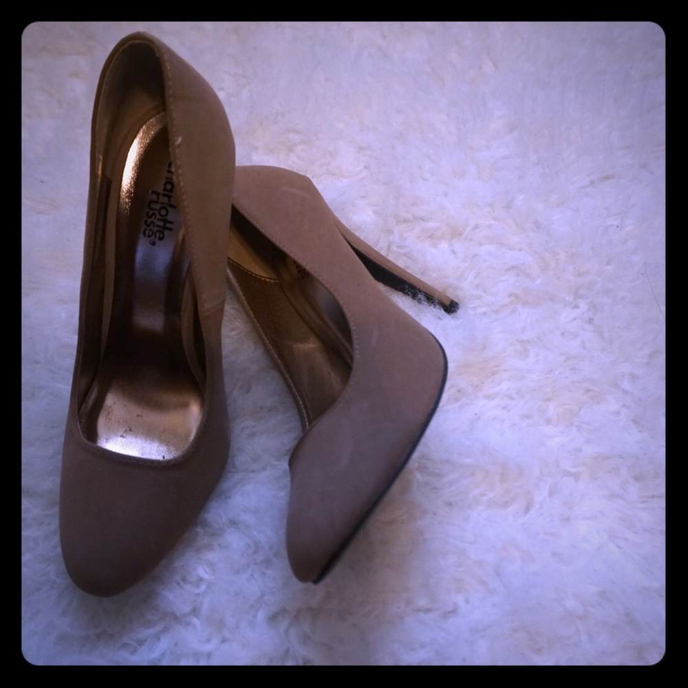 Nude pumps