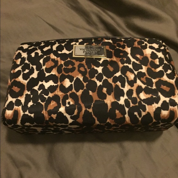 Victoria's Secret Other - Victoria's Secret Cosmetic Case, leopard