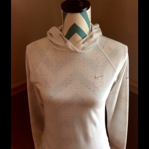 New listing 💕 Nike running hoodie 💕 - Picture 3 of 5