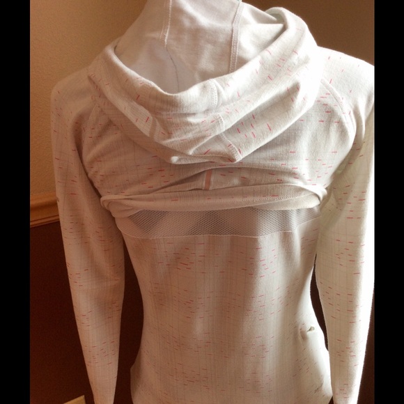 New listing 💕 Nike running hoodie 💕 - Picture 4 of 5