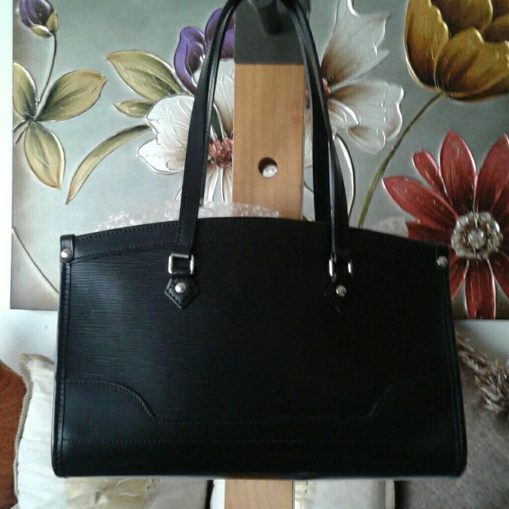 Authentic Louis Vuitton  epi Madeleine mm