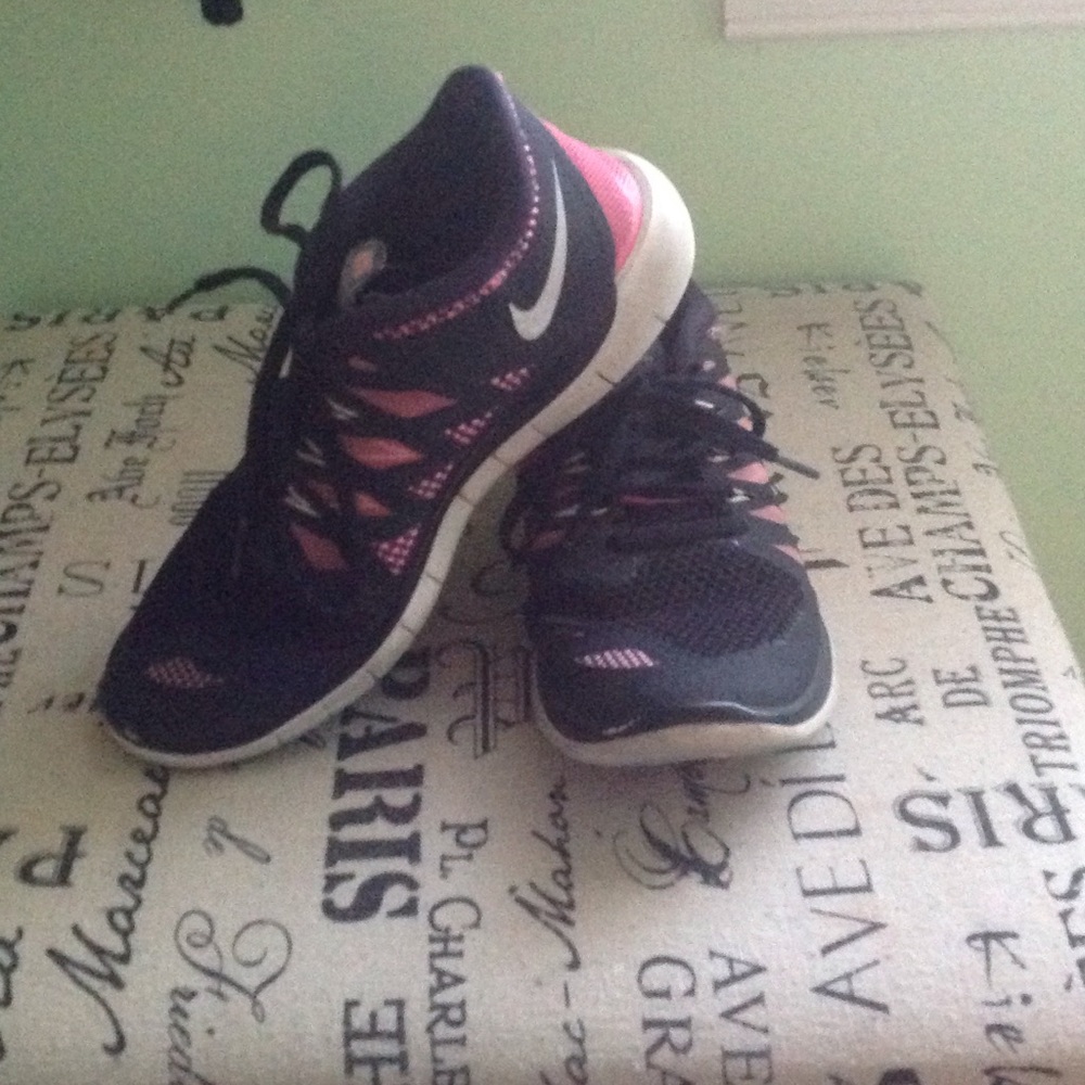 Nike Free Runs MUST SELL 💚