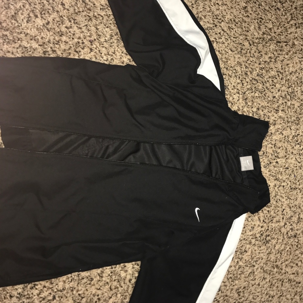 nike wind breaker