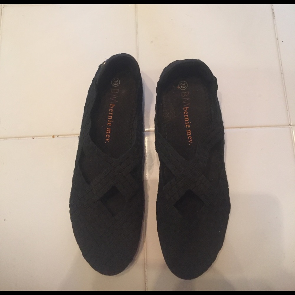 BLACK BERNIE MEVS, CRISS CROSSED STRAPS WEDGE HEEL