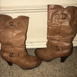 Shin high light brown heeled boots