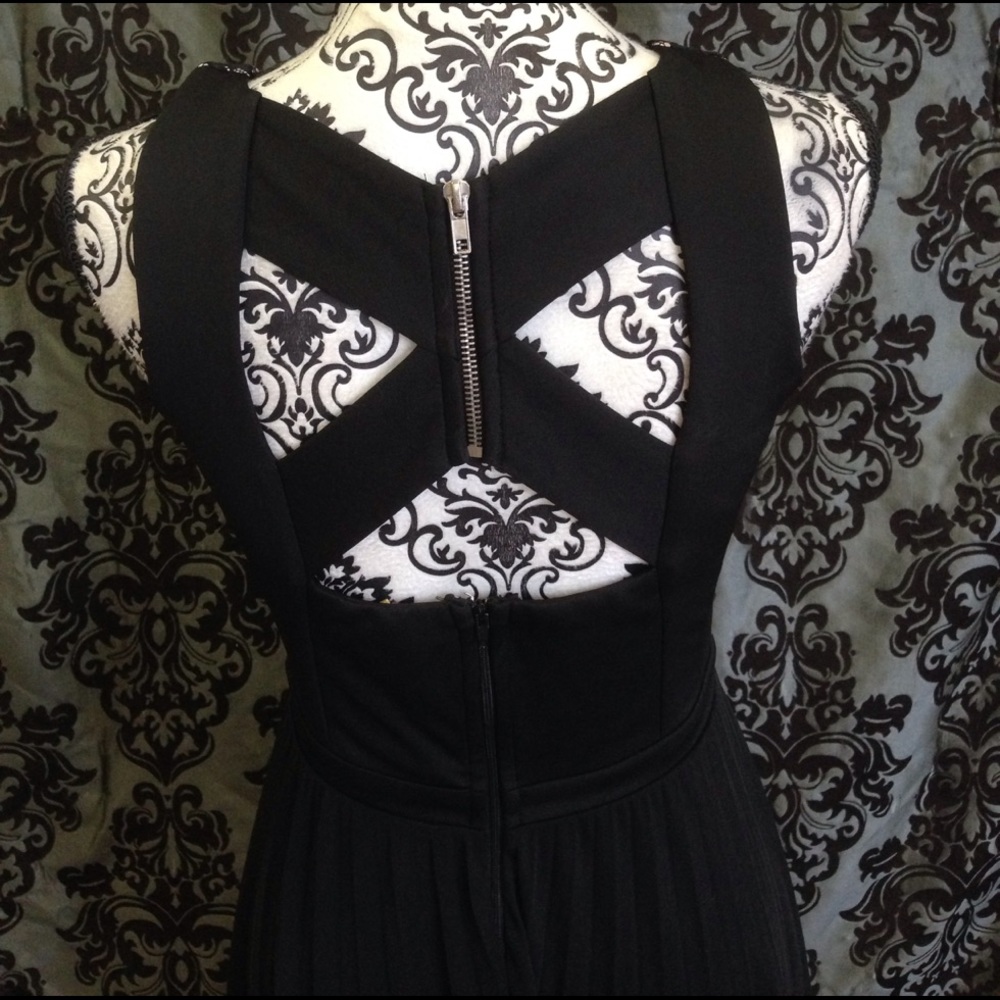 NWT Speechless Cutout Caged Back Pleated Dress - Picture 4 of 4