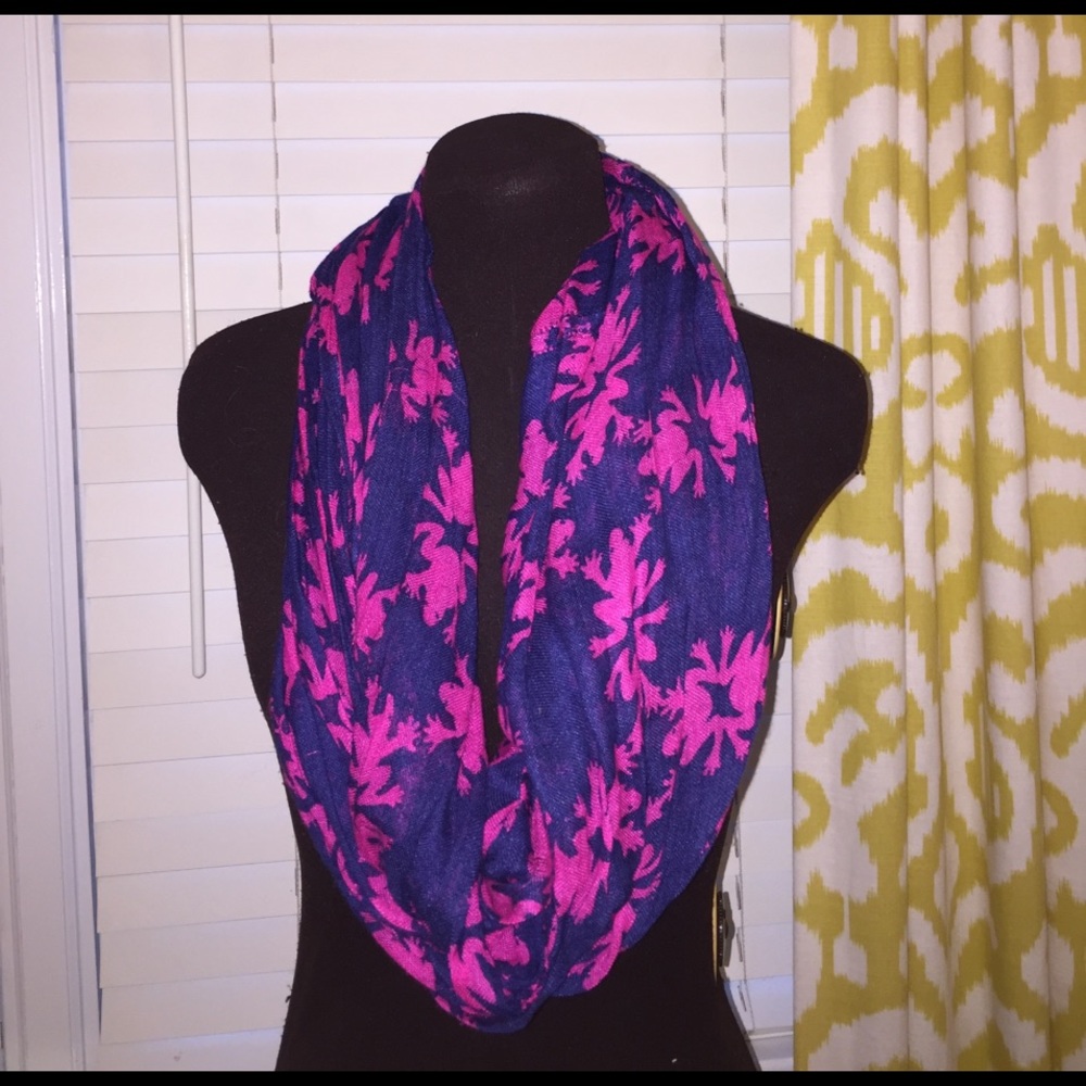 Adorable Lilly Pulitzer Riley infinity Loop scarf