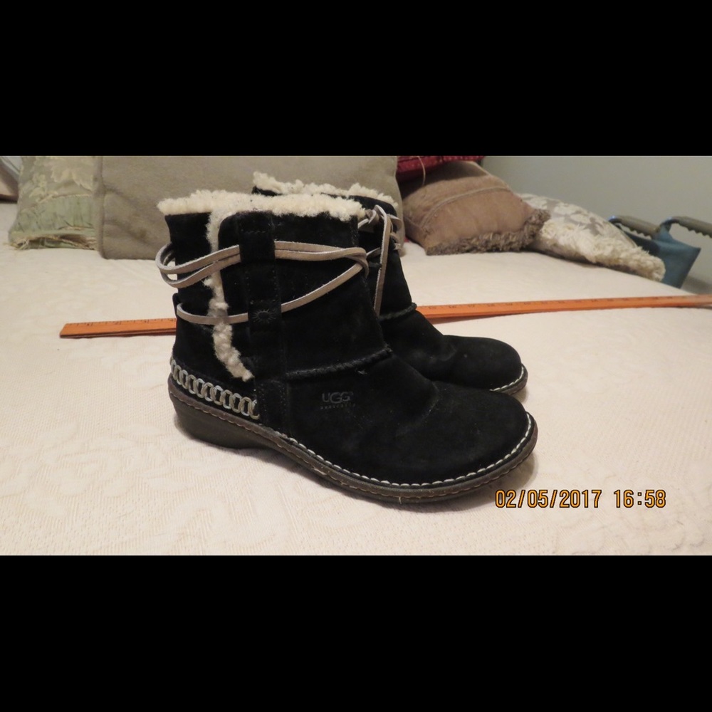UGG 5178 Black Cove Bootie sz8