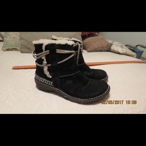 UGG 5178 Black Cove Bootie sz8