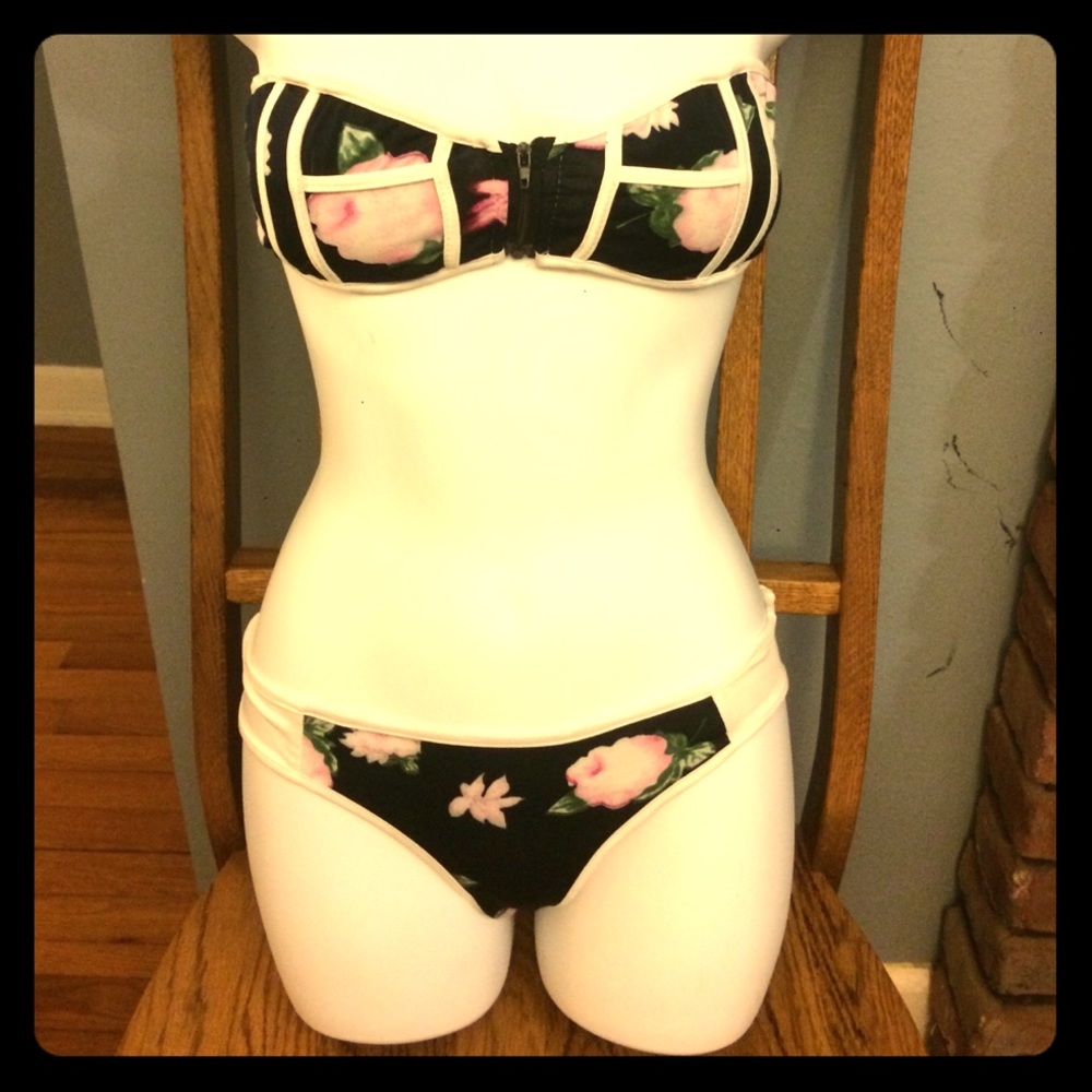 ❤️SOLD❤️Floral Zip Bikini Strapless
