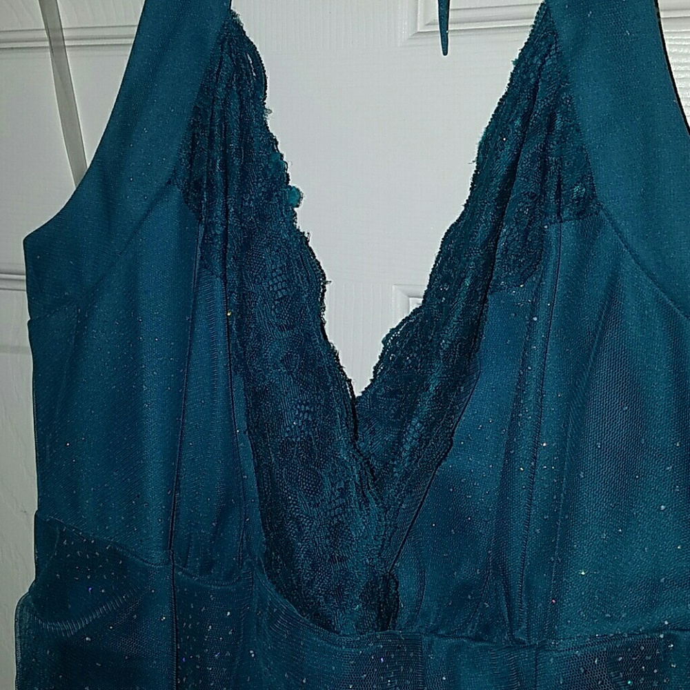 Halter top - Picture 3 of 5
