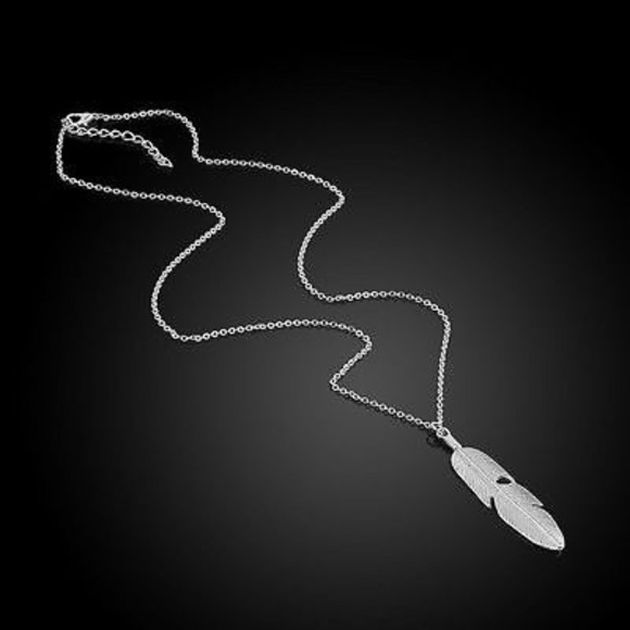 🆕 Long Leaf Pendant Necklace - Picture 4 of 5