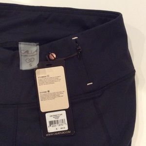 NWT Carrie Underwood - core straight fit capri