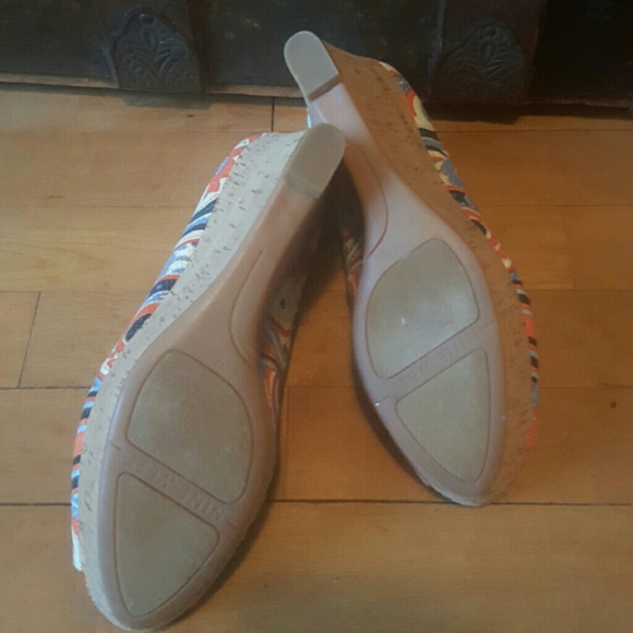 Nine West Wedge Peep Toe Heels, Size 7.5 US - Picture 5 of 7