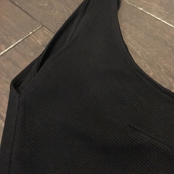 V-Neck Textured Crop - Picture 3 of 3