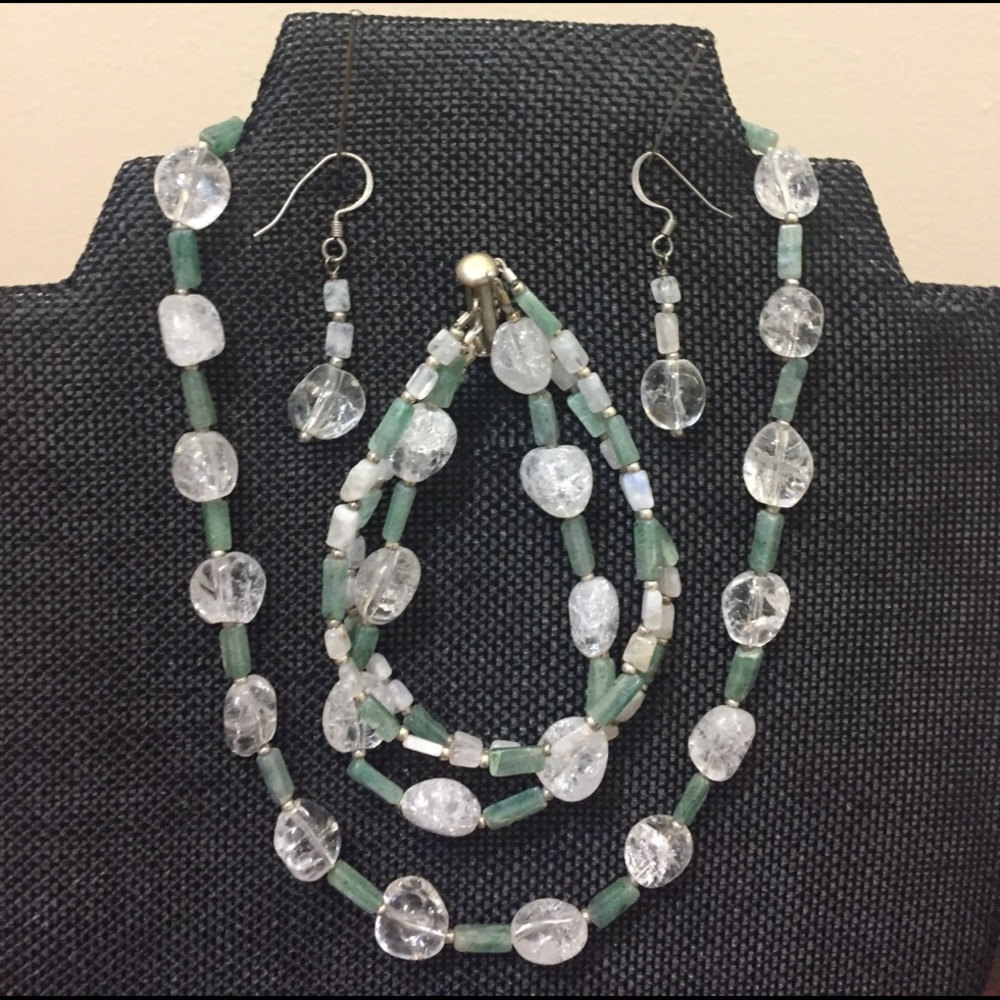 Glass beaded necklace, bracelet & earring set.
