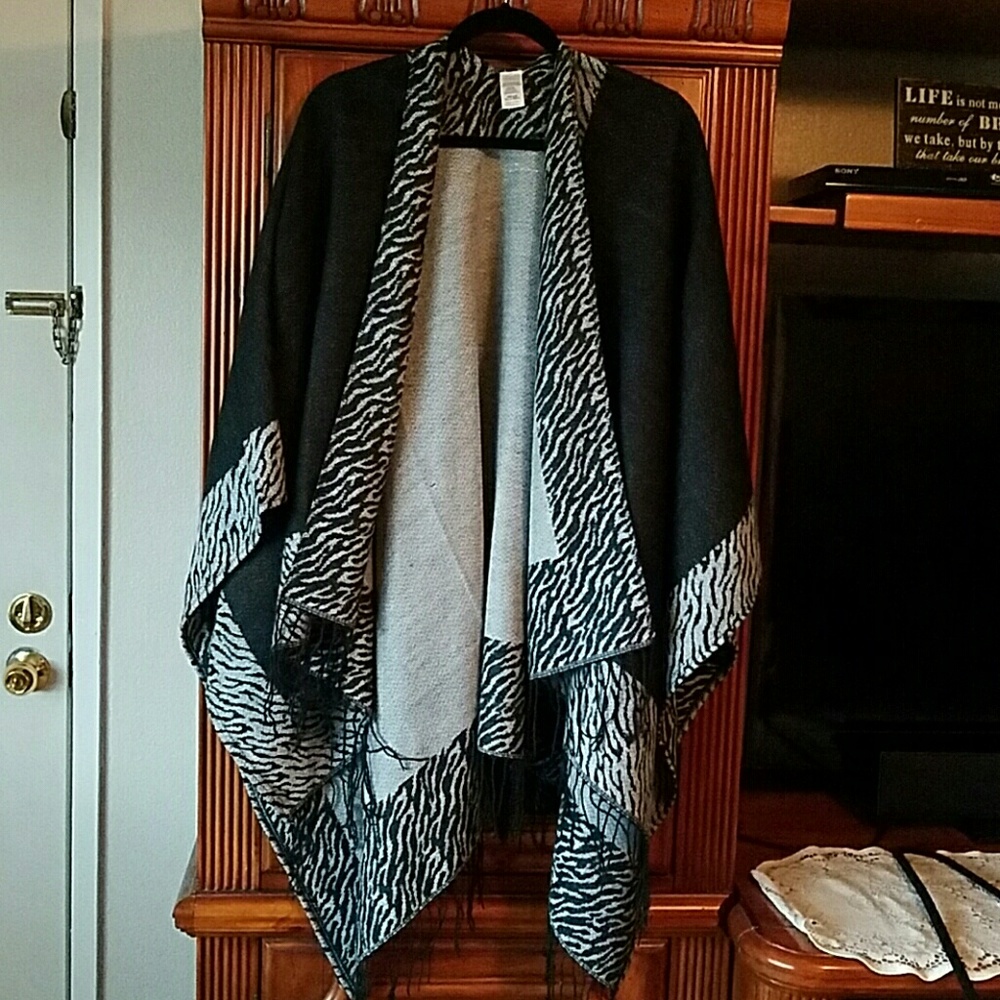 Black and grey wrap
